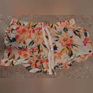 Women's size Medium shorts. Stars above brand